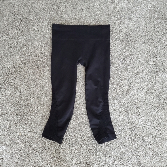 Athleta Breakthrough Laser Cut Capri Leggings - Picture 2 of 7